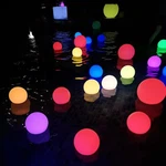 Ujuva palliga basseini veekindel valgusti